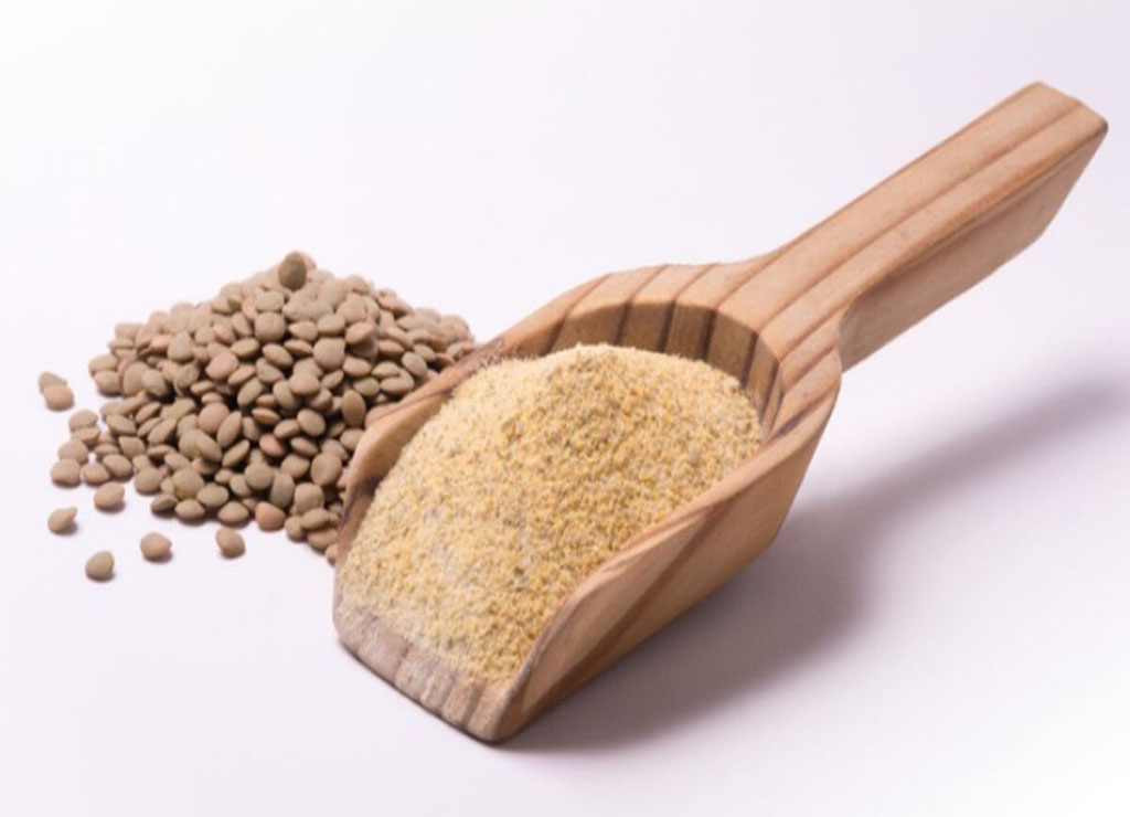 عدس و آرد عدس در سرتاس چوبی فروشگاه